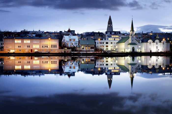 tjornin lago islandia